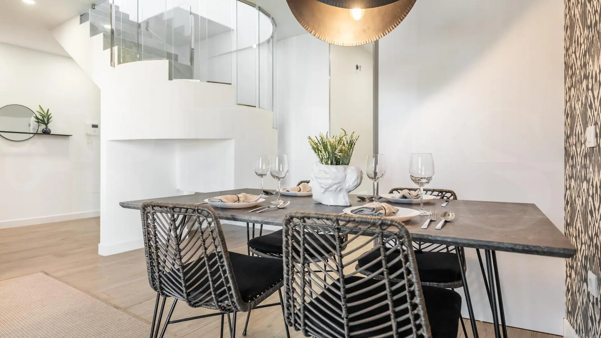 Modern Apartment With Private Terrace By Rems Malaga
